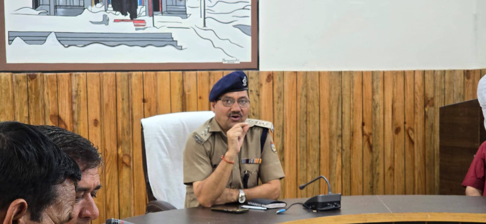 जनपद के ग्राम प्रहरियों के साथ पुलिस उपाधीक्षक रुद्रप्रयाग द्वारा की गयी गोष्ठी।