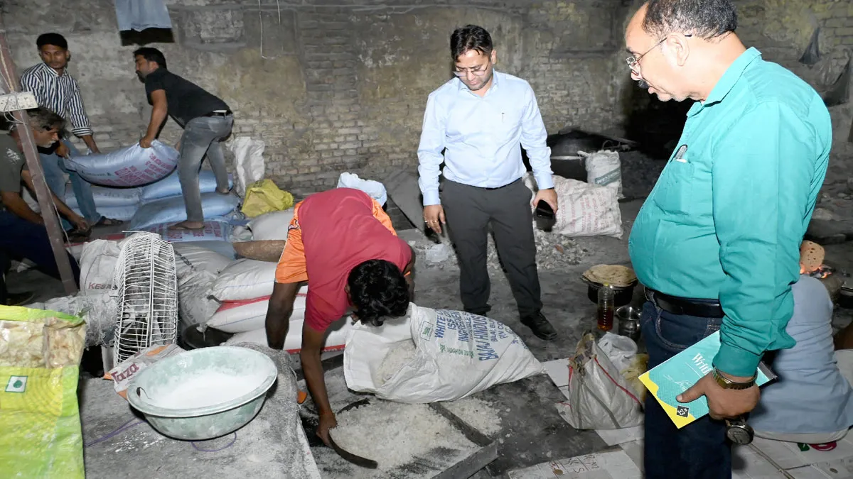 गंदगी के बीच बन रहे थे भगवान को चढ़ने वाल बताशे, कारीगर ने 20 दिन से नहाया नहीं; आगे के सच पर यकीन करना मुश्किल